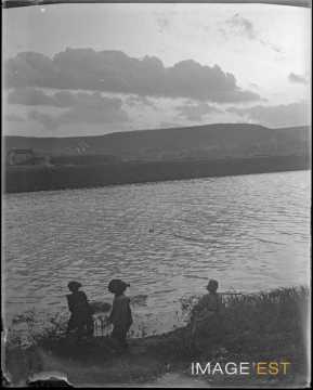 Enfants au bord d'une rivière (Lorraine)